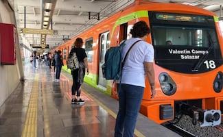 Línea 12 del Metro presenta marcha lenta; usuarios reportan retrasos y largas esperas
