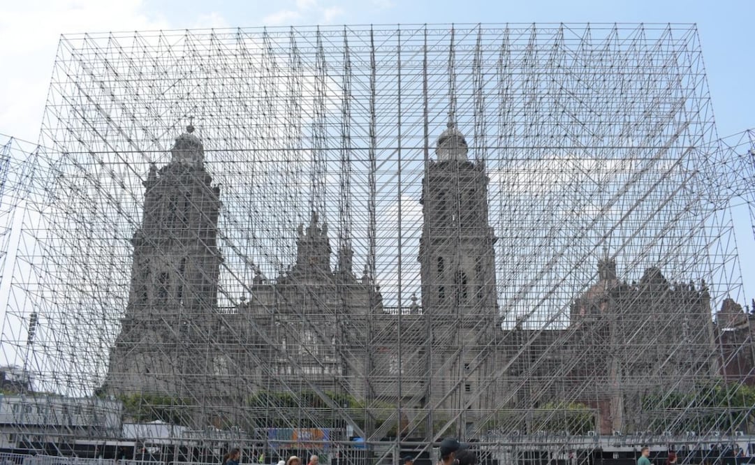 Instalación del FIFA Fan Fest en el Zócalo. Foto: Santiago Cadena / EL UNIVERSAL