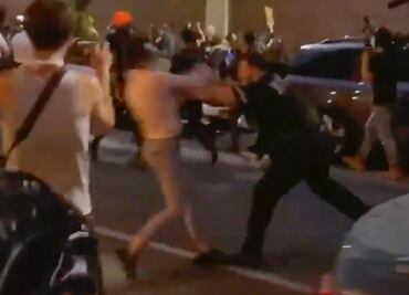 Policía de Nueva York, inculpado por derribar a una manifestante en protesta conta el racismo