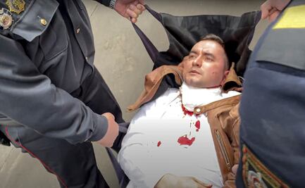 Activista bielorruso se clava una pluma en el cuello durante audiencia 