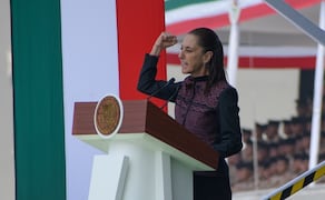 Claudia Sheinbaum, presidenta de México, encabezó el 50 aniversario del Heroico Colegio Militar en Tlalpan. Estuvo acompañada por el Secretario de Defensa Nacional, General Ricardo Trevilla, y otros miembros de su gabinete. Foto: Santiago Cadena/EL UNIVERSAL