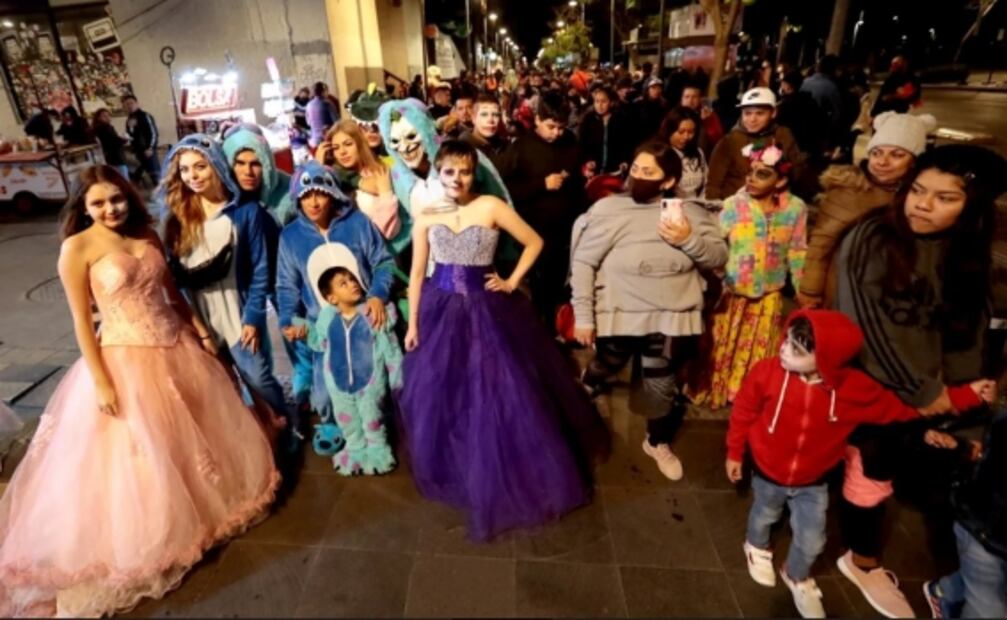 Tradiciones de Día de Muertos que sobrevivieron a la pandemia, aglomeraciones en aumento y la llegada del frío