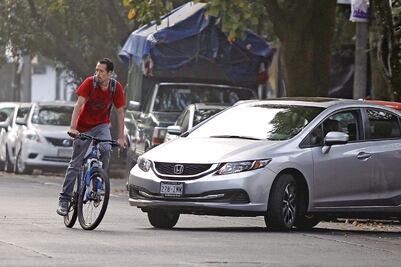 Ciclistas “se la juegan” en Coyoacán; carecen de espacios para rodar