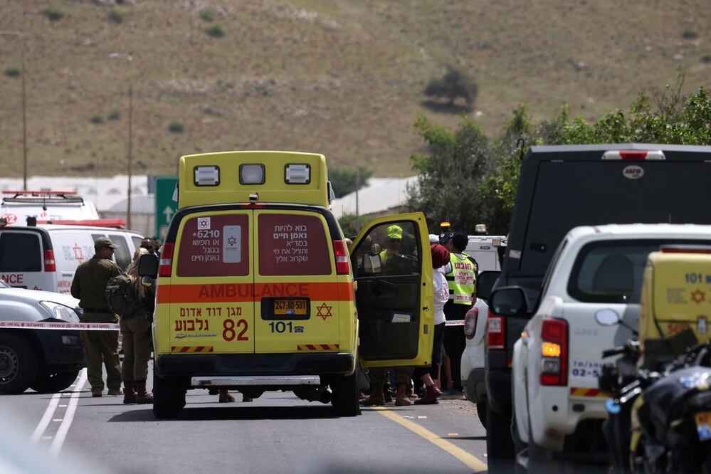 Las fuerzas israelíes y el personal de emergencia se reúnen cerca del cruce de Hamra, en la parte norte del valle del Jordán en la Cisjordania ocupada, luego de un ataque armado. Foto: AFP