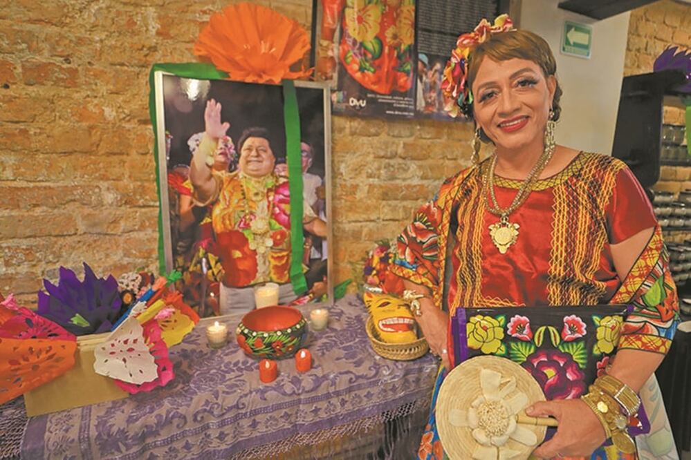 Orgullosas de su identidad, exhiben un altar en homenaje a su amigo Óscar Cazorla, defensor de la comunidad LGBTTTIQ, quien murió luchando por el reconocimiento y los derechos de los muxes. FOTOS: IRVIN OLIVARES. EL UNIVERSAL
