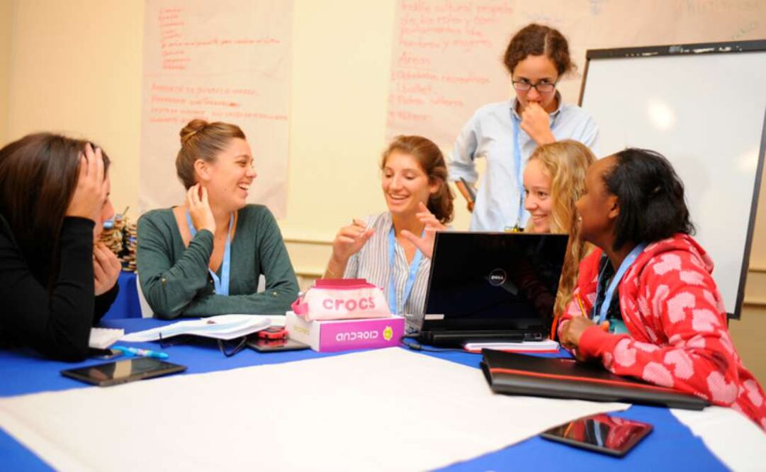 La encuesta sugiere que, a pesar del temor a que los "millennials" no recurran a las fuentes tradicionales de información, siguen la actualidad a través de los medios sociales