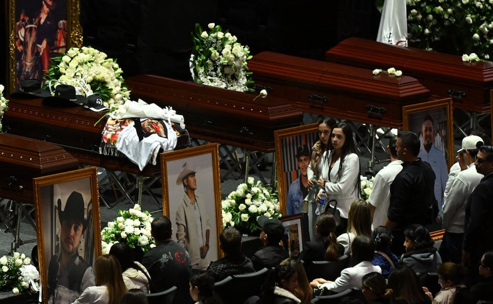 Familiares y amigos asisten al funeral simbólico del cantante colombiano Yeison Jiménez.
Foto de Raúl ARBOLEDA / AFP.
