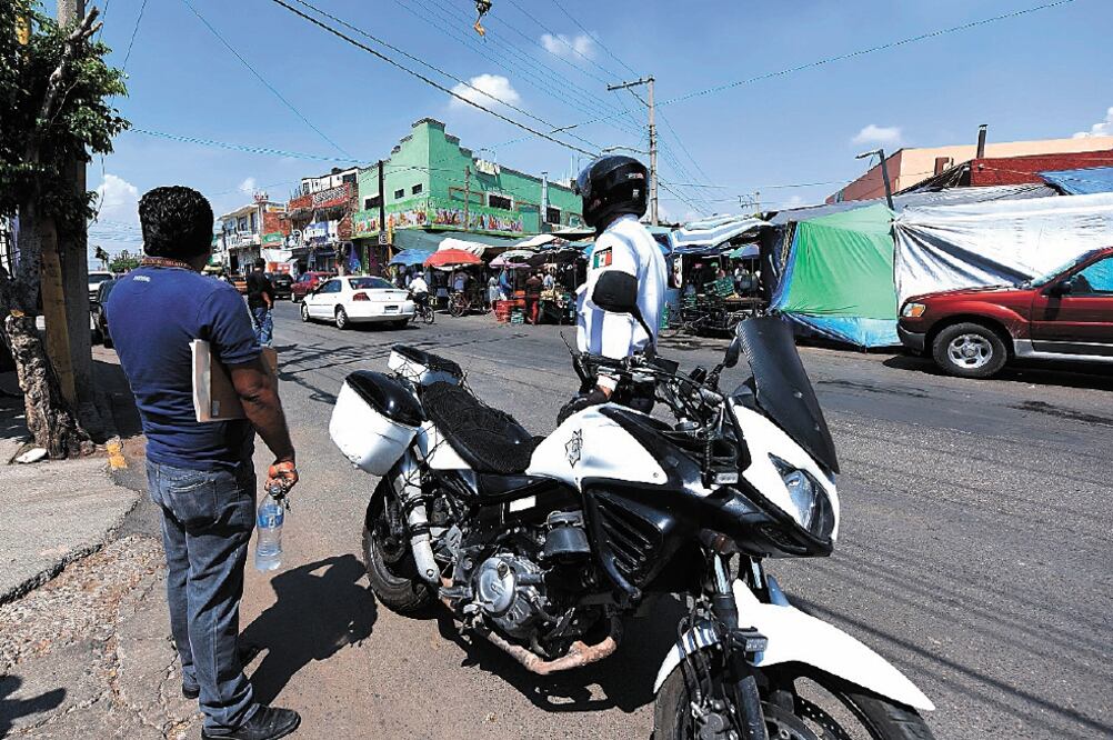 Se mantienen alerta. Autoridades trabajan en operativos de revisión para evitar la venta ilegal de medicinas. Foto: XÓCHITL ÁLVAREZ. EL UNIVERSAL