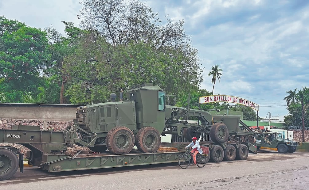 En los operativos para localizar y desactivar explosivos se utiliza una máquina blindada que es una motoniveladora utilizada para la apertura de caminos. Foto: Carlos Arrieta/ EL UNIVERSAL