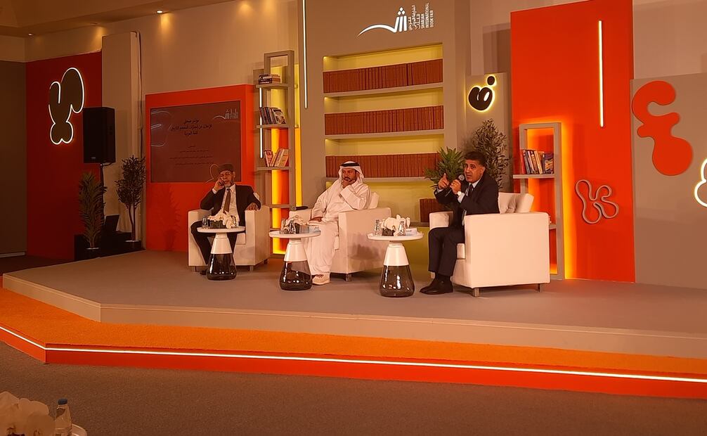 (De izq. a der.) Mohamed Safi, secretario general de la Academia de la lengua árabe de Sharjah; Mohamed Hassan Khalaf, director de la Autoridad de radio y televisión de Sharjah y Mohamed Masoudi, participante del proyecto. Foto: Frida Juárez/ EL UNIVERSAL.