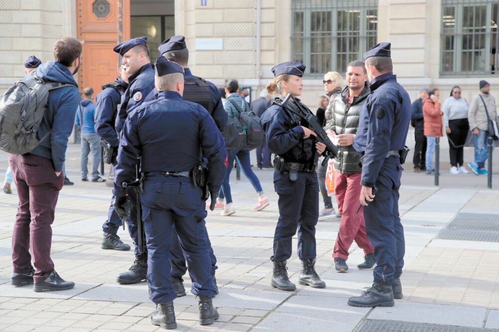 Oficiales patrullan afuera de la estación de policía en París. Foto: MICHEL EULER / AP