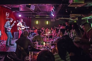 Beber a tres metros bajo tierra