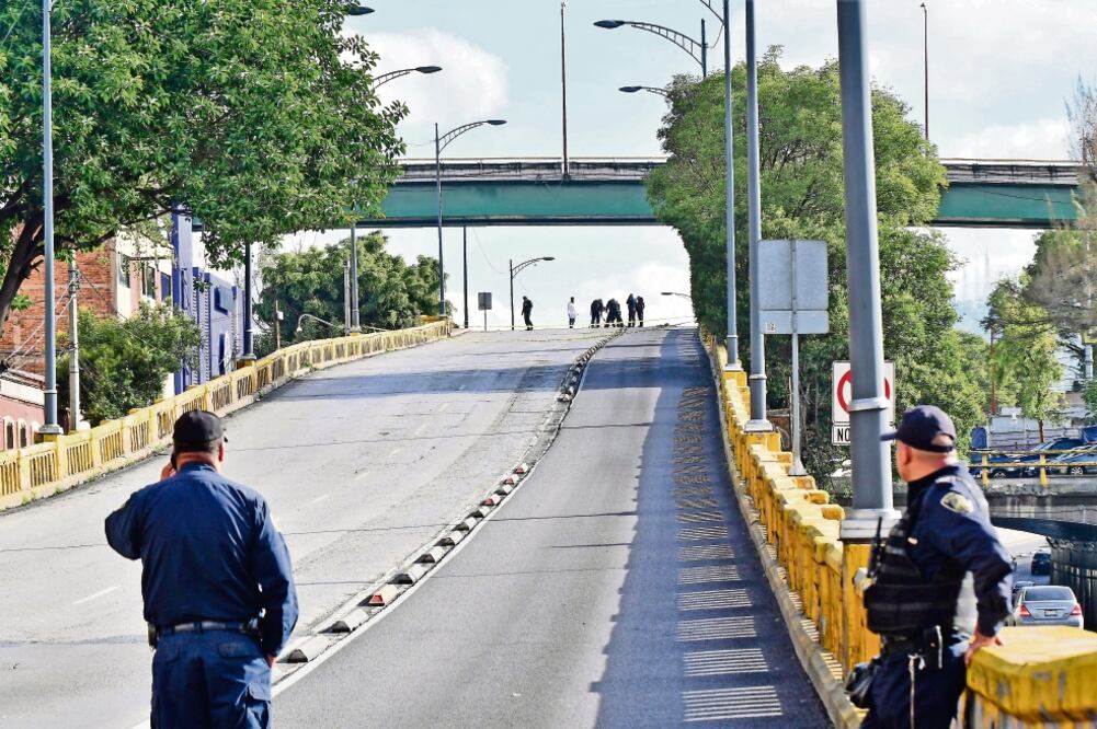 Los restos fueron esparcidos sobre el arroyo vehicular de Insurgentes Norte y calle Flores Magón, en límites de Santa María la Ribera y Tlatelolco. Foto: HUGO GARCÍA. EL UNIVERSAL