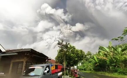 Las imágenes de la erupción del volcán Semeru y la enorme nube de ceniza que arroja