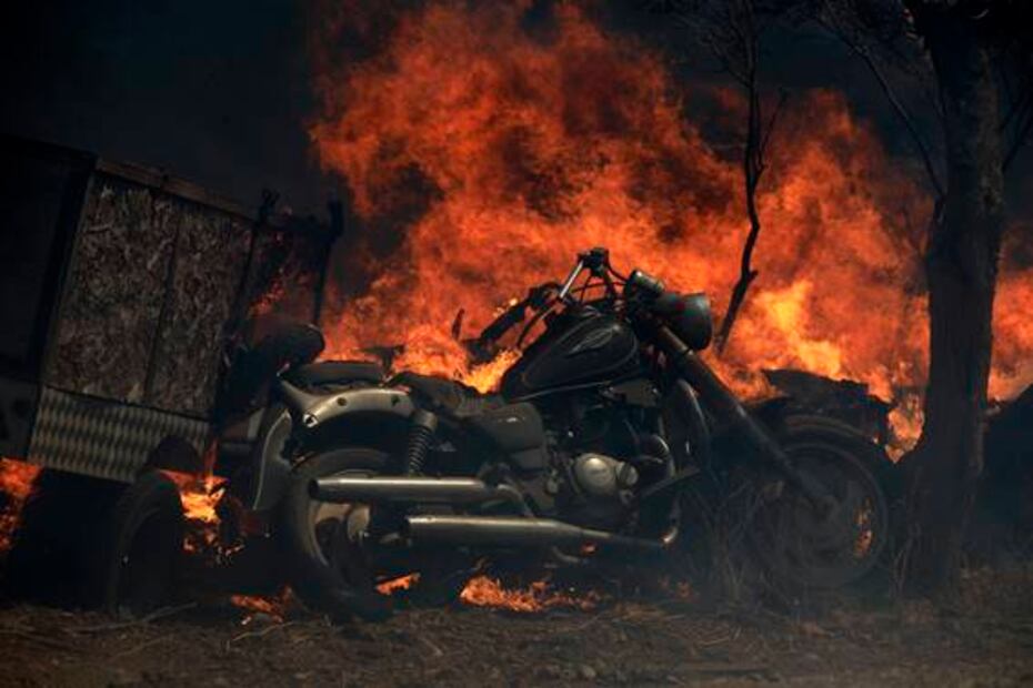 Incendio en la isla Lesbos deja sin refugio a miles de migrantes