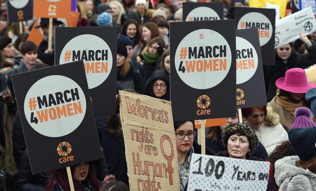 Pancartas con inscripciones como "March4Women", "Coraje es el músculo" o "Los hombres de calidad no le temen a la igualdad" Foto: EFE)
