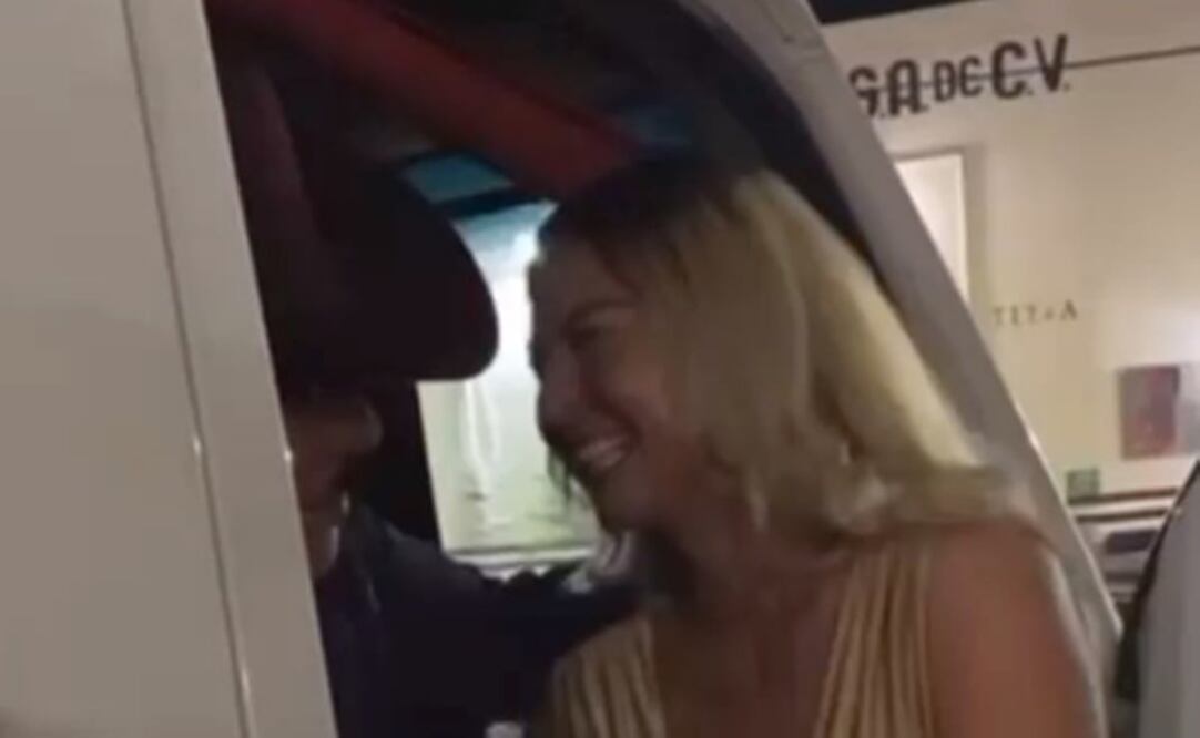 Critican a Lalo Mora por besar a sus fans en la boca