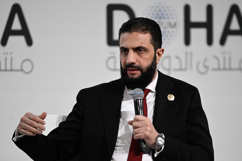 El presidente sirio Ahmed al-Sharaa habla durante la jornada inaugural del Foro de Doha, una conferencia diplomática anual, celebrada en Doha, Qatar. Foto: AFP