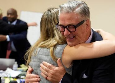 Alec Baldwin rompe el silencio tras la desestimación de su juicio en el caso "Rust"