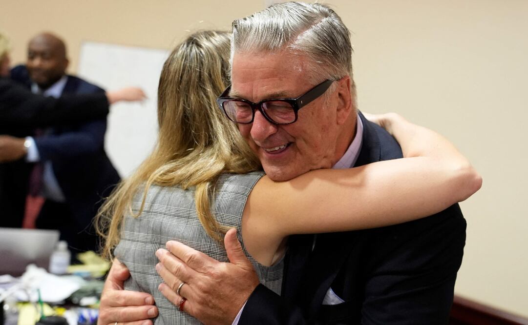 El actor estadounidense Alec Baldwin abraza a un miembro de su equipo legal al concluir su juicio por homicidio involuntario en el Tribunal de Distrito del Condado de Santa Fe. Foto: RAMSAY DE DAR / PISCINA / AFP.