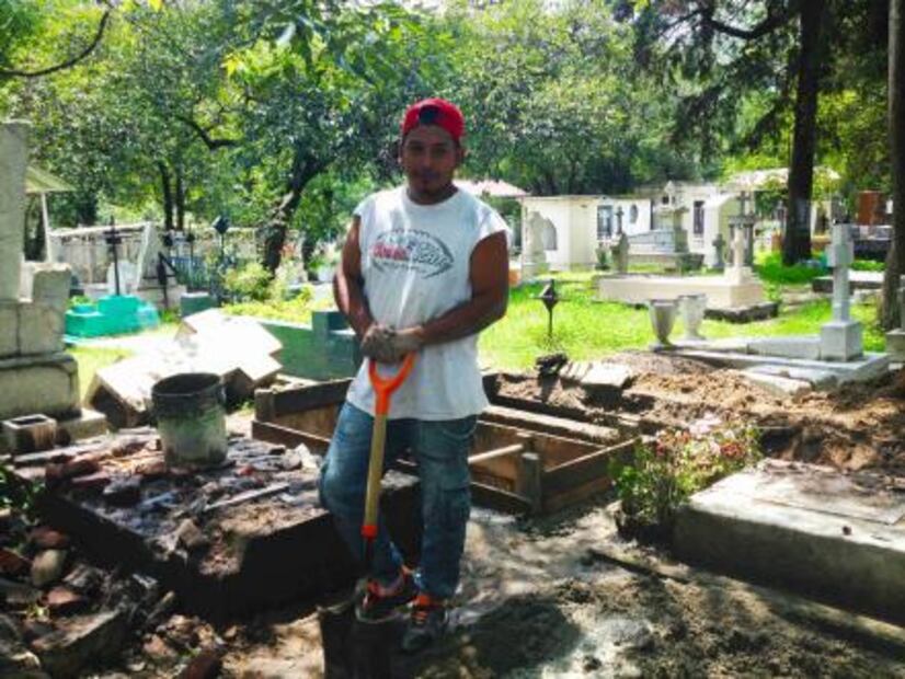 Sepulturero, oficio que se aprende desde niño