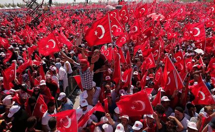 Turcos marchan a favor de la democracia