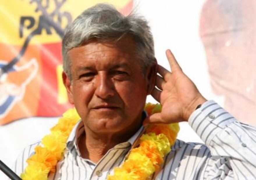 Del "gallito feliz" a la sobriedad, cambia AMLO de look