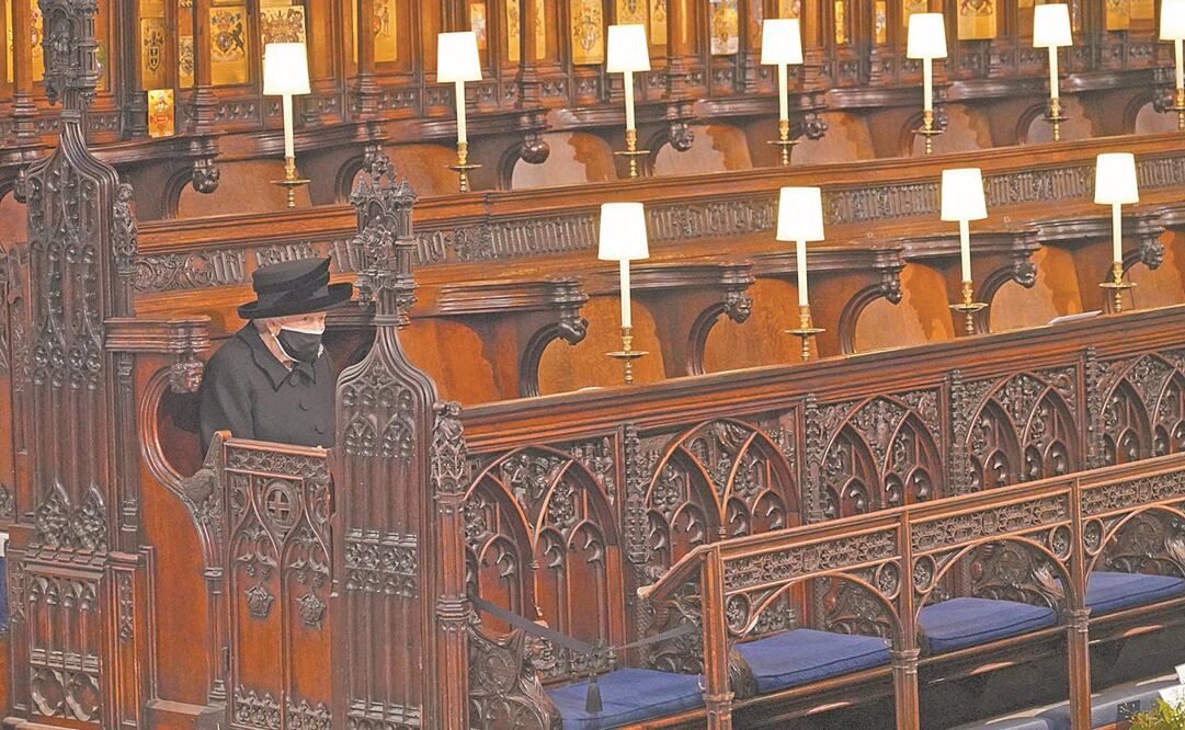 La reina Isabel II, en la capilla de San Jorge, durante el funeral de su esposo, el príncipe Felipe. Foto: Jonathan Brady. AP