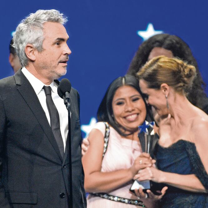 Cuarón subió por su premio a Mejor película acompañado por sus actores y equipo de trabajo. FOTO: AGENCIAS