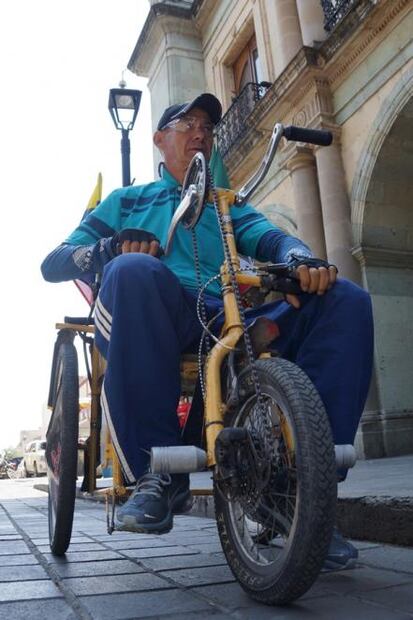 Llega a Oaxaca colombiano que cruza continente en silla de ruedas