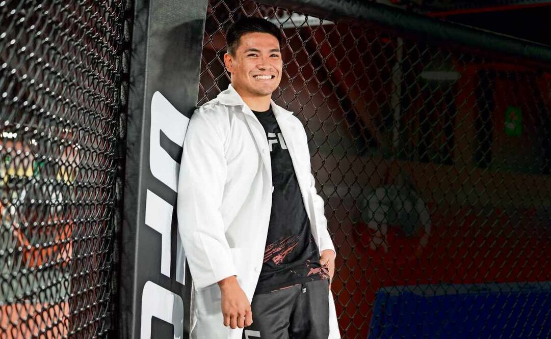 Además de que lo felicitan, aún le preguntan por su etapa como médico. Foto: Instituto Mexicano del Seguro Social