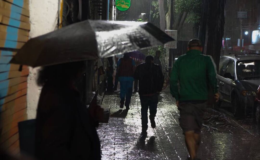A partir de las 8 de la noche se registró una lluvia ligera en algunas zonas de la CDMX. Foto: Luis Cortés/EL UNIVERSAL