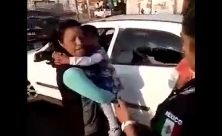 Mujer usa a niña para impedir revisión; portaba un arma