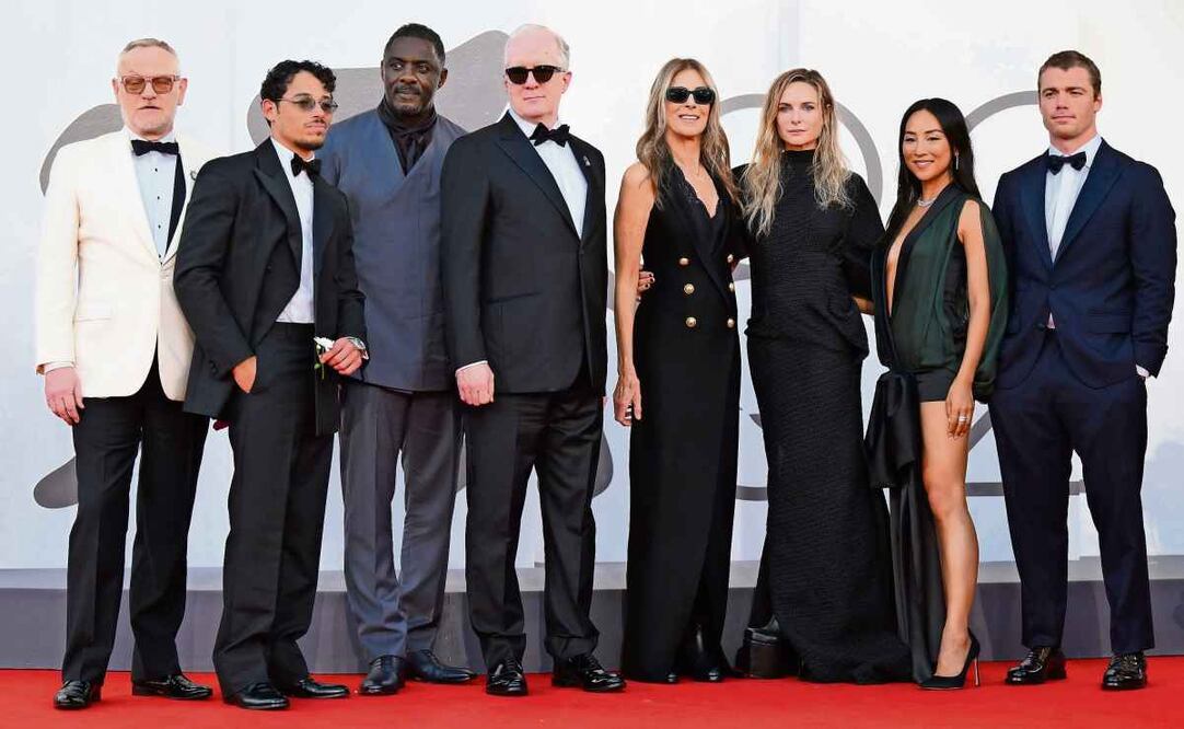 De izquierda a derecha: los actores Jared Harris, Anthony Ramos, Idris Elba, Tracy Letts; la directora Kathryn Bigelow; la actriz sueca Rebecca Ferguson, Greta Lee y Gabriel Basso. Foto: EFE