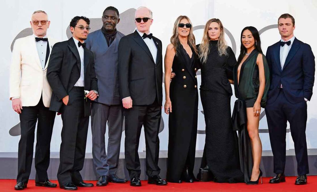 De izquierda a derecha: los actores Jared Harris, Anthony Ramos, Idris Elba, Tracy Letts; la directora Kathryn Bigelow; la actriz sueca Rebecca Ferguson, Greta Lee y Gabriel Basso. Foto: EFE