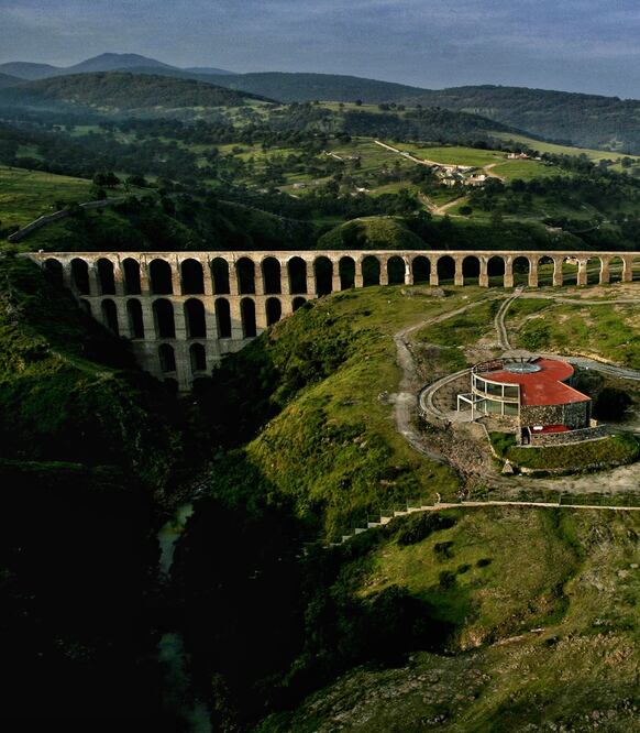 En Tepotzotlán se encuentran los Arcos de Sitio, también conocidos como el Acueducto de Xalpa. Tiene 43 arcos en cuatro niveles; mide hasta 61 metros de altura y 438 metros de largo. (Foto: Cortesía Turismo Edomex)