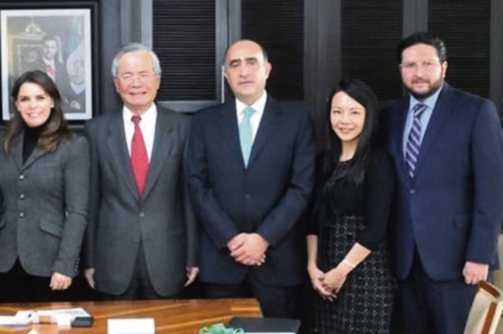 Laura Barrera Fortoul (primera de izq. a der), titular del DIF, agradeció al director general de la Oficina Económica y Cultural de Taipéi en México, Carlos S.C. Liao (segundo de izq. a der.), su voto de confianza. Foto: ESPECIAL