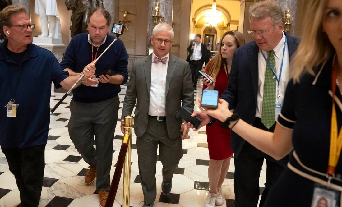 El representante Patrick McHenry, republicano por Carolina del Norte, habla con los periodistas horas antes de que el representante Kevin McCarthy, republicano por California, fuera derrocado como presidente de la Cámara Baja, en el Capitolio de Washington, el martes 3 de octubre de 2023. Foto: AP
