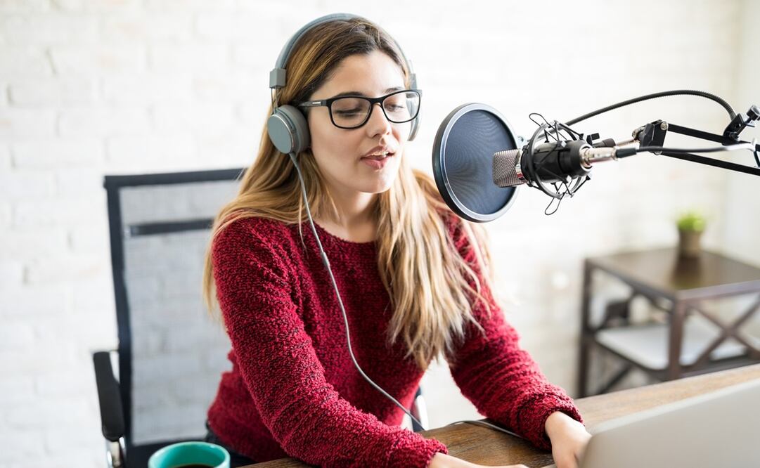 Si ya te cansaste de ver series, películas y escuchar música, puedes buscar los mejores podcasts de moda y belleza. Foto: Istockphoto