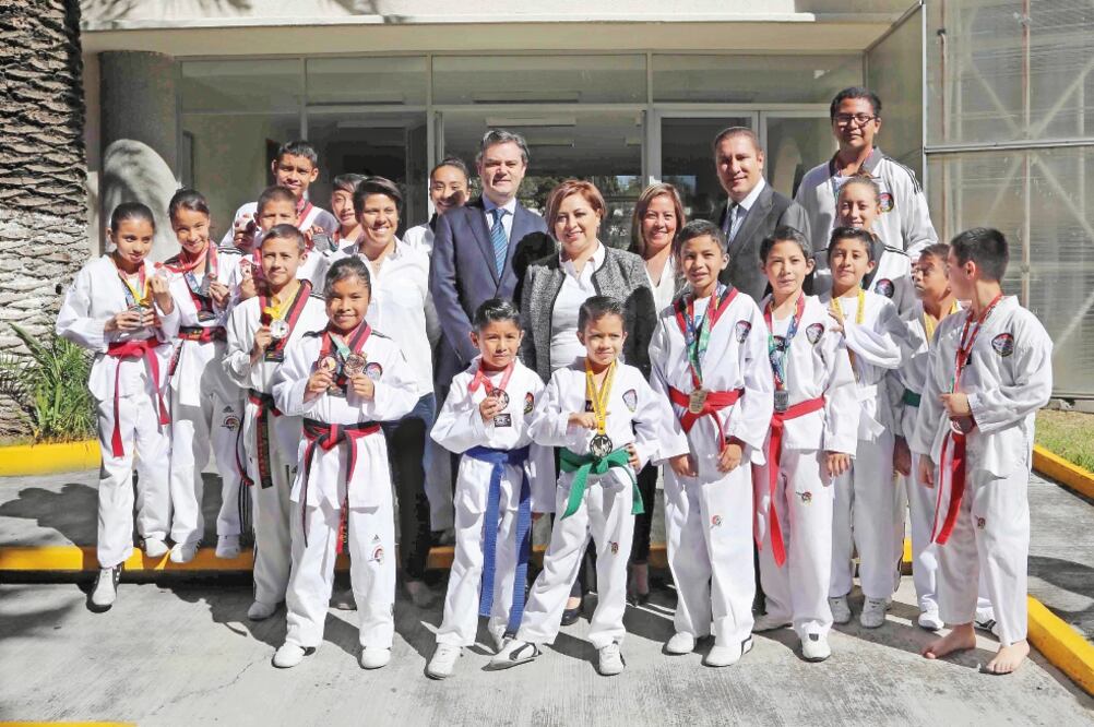 El titular de la SEP, Aurelio Nuño, y el gobernador de Puebla, Rafael Moreno Valle, encabezaron la ceremonia de honores a la Bandera en la escuela Niños Héroes de Chapultepec (ESPECIAL)