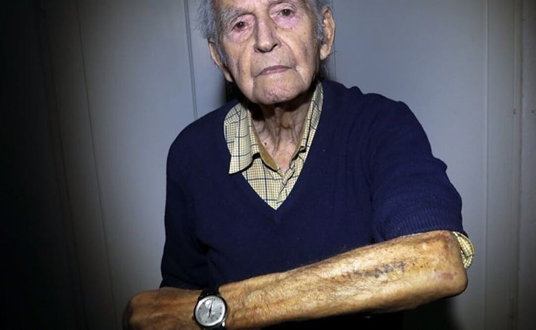 El superviviente de Auschwitz Leon Schwarzbaum muestra su número de identificación.  Foto: Markus Schreiber /AP 