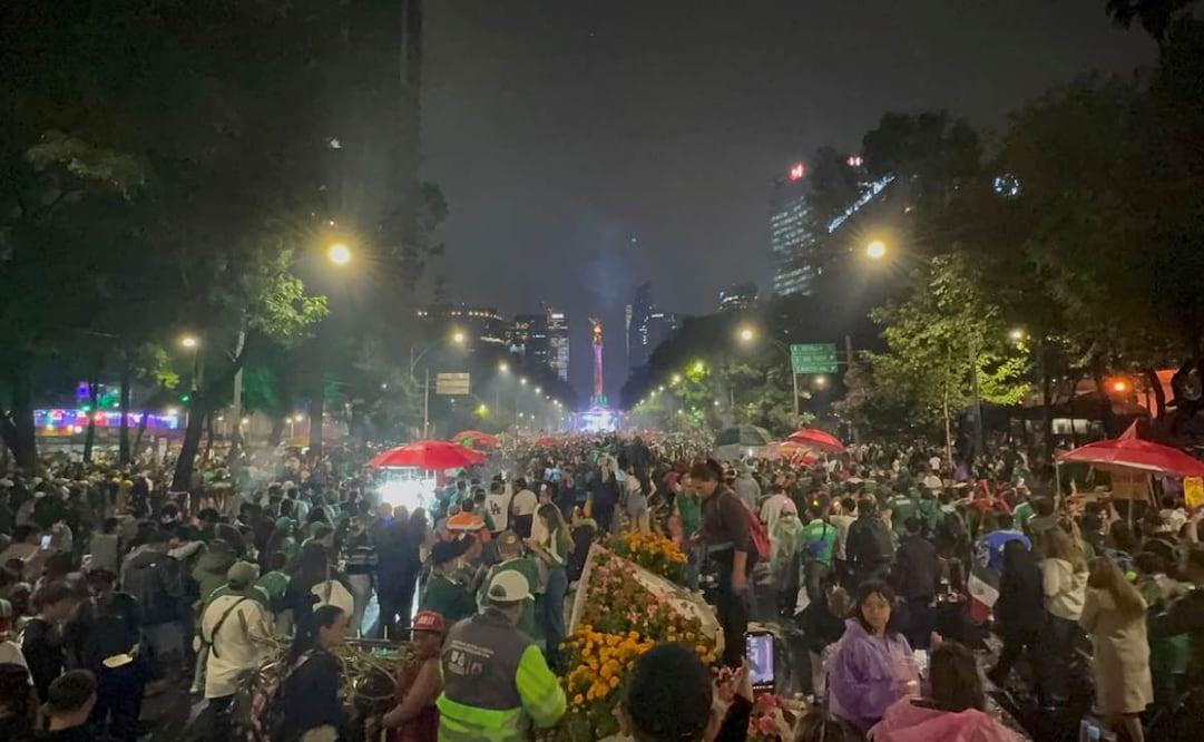 Festejos en el Ángel de la Independencia por el triunfo de la Selección Nacional. Foto: Valente Rosas / EL UNIVERSAL