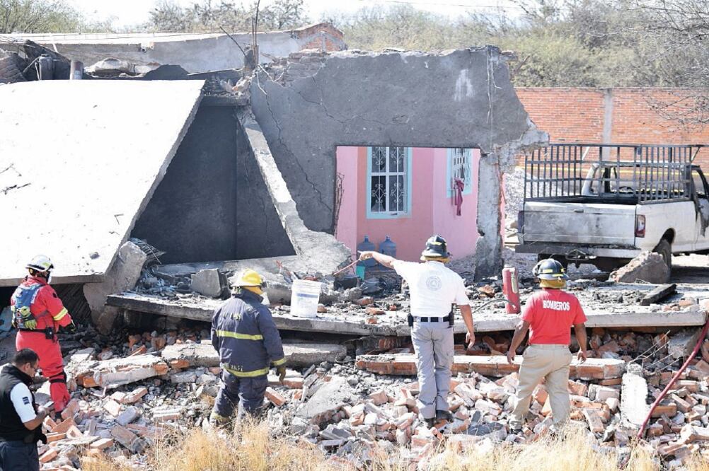 Rescatistas y cuerpos de seguridad trabajaron hasta la tarde de ayer en la remoción de escombros para descartar que pudieran estar personas atrapadas por la explosión de pirotecnia (ESPECIAL) 