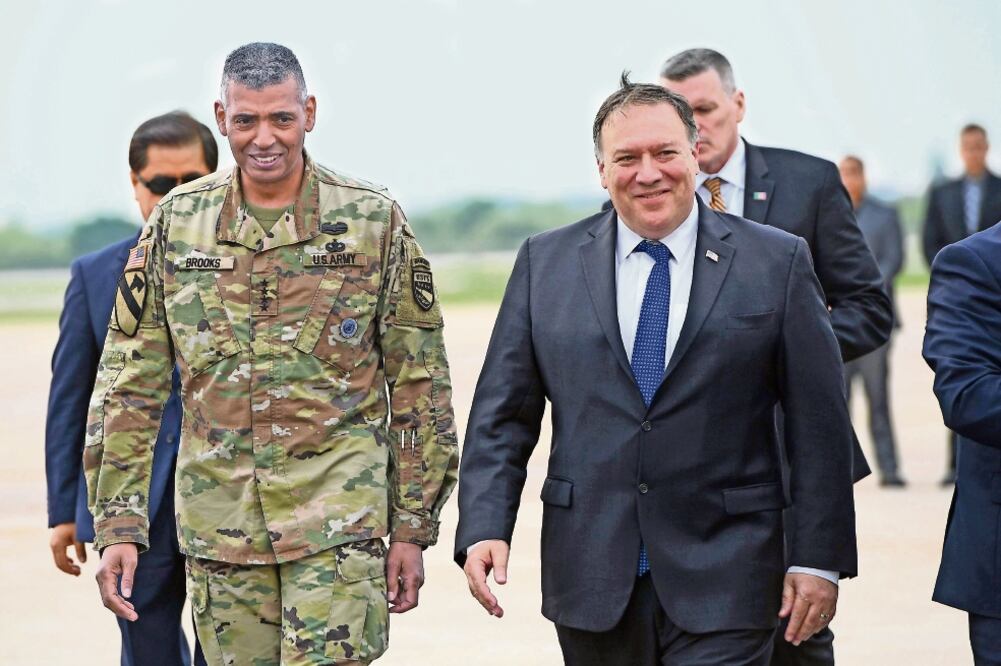 El secretario de Estado de EU, Mike Pompeo (der.), ayer a su llegada a la base aérea estadounidense de Osan, en Pyeongtaek, Corea del Sur (JUNG YEON-JE. AFP)