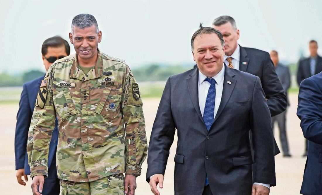 El secretario de Estado de EU, Mike Pompeo (der.), ayer a su llegada a la base aérea estadounidense de Osan, en Pyeongtaek, Corea del Sur (JUNG YEON-JE. AFP)