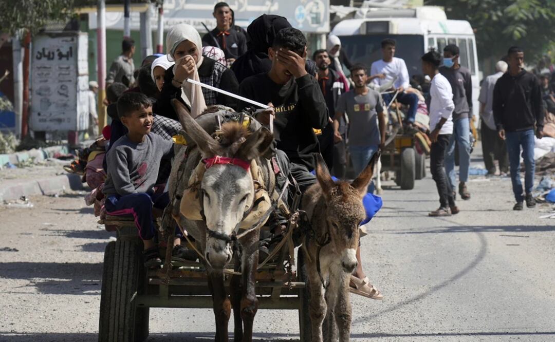 Palestinos huyen del norte de Gaza hacia el sur después de que el ejército israelí emitiera una advertencia de evacuación sin precedentes. Foto: AP