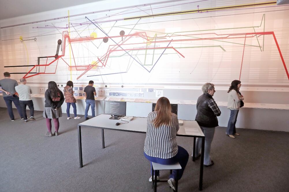 La exposición presenta un mural de rutas y narrativas de los distintos protagonistas de aquel suceso que resultó en la desaparición de 43 personas. También presenta mapas y un video sobre el tema (FOTOS: LUIS CORTÉS. EL UNIVERSAL)