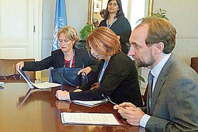 Entregan informe de normalistas a ONU