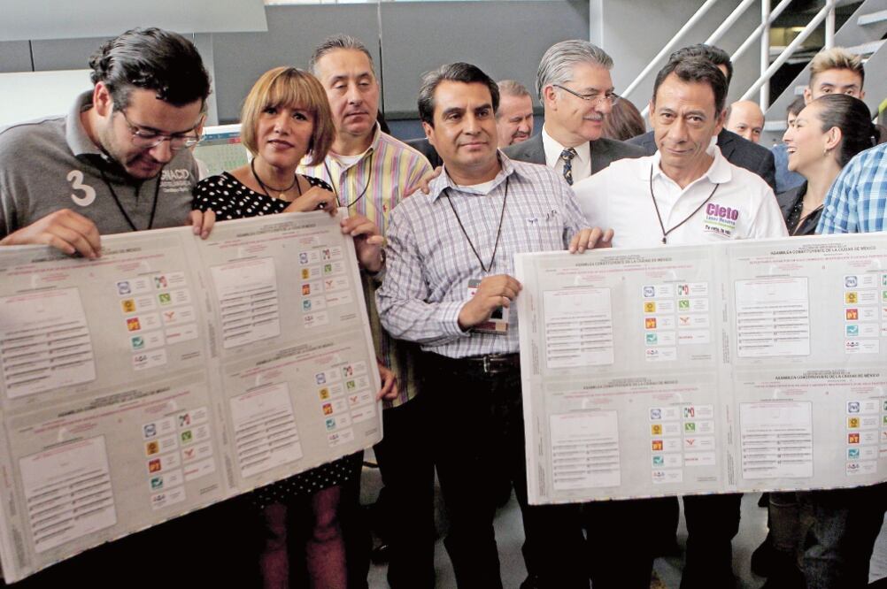 Los consejeros del INE dieron el banderazo de arranque a la impresión de las boletas que se emplearán el domingo 5 de junio (FERNANDO RAMÍREZ. EL UNIVERSAL)