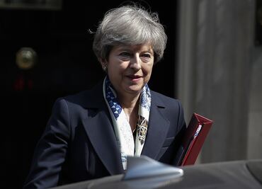 May pide perdón por fallida reacción al incendio en Londres